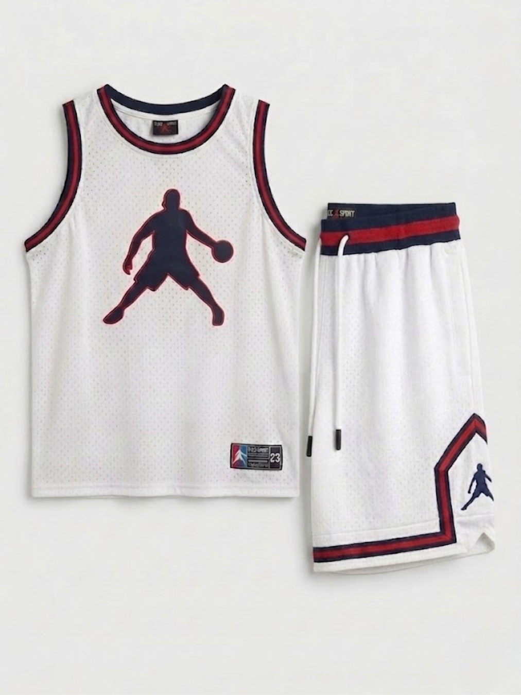 Equipación de baloncesto blanca con detalles en azul oscuro y rojo con silueta de jugador.