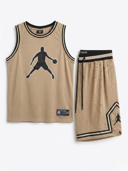 Conjunto de camiseta y pantalón corto de baloncesto color beige camel con detalles negros.