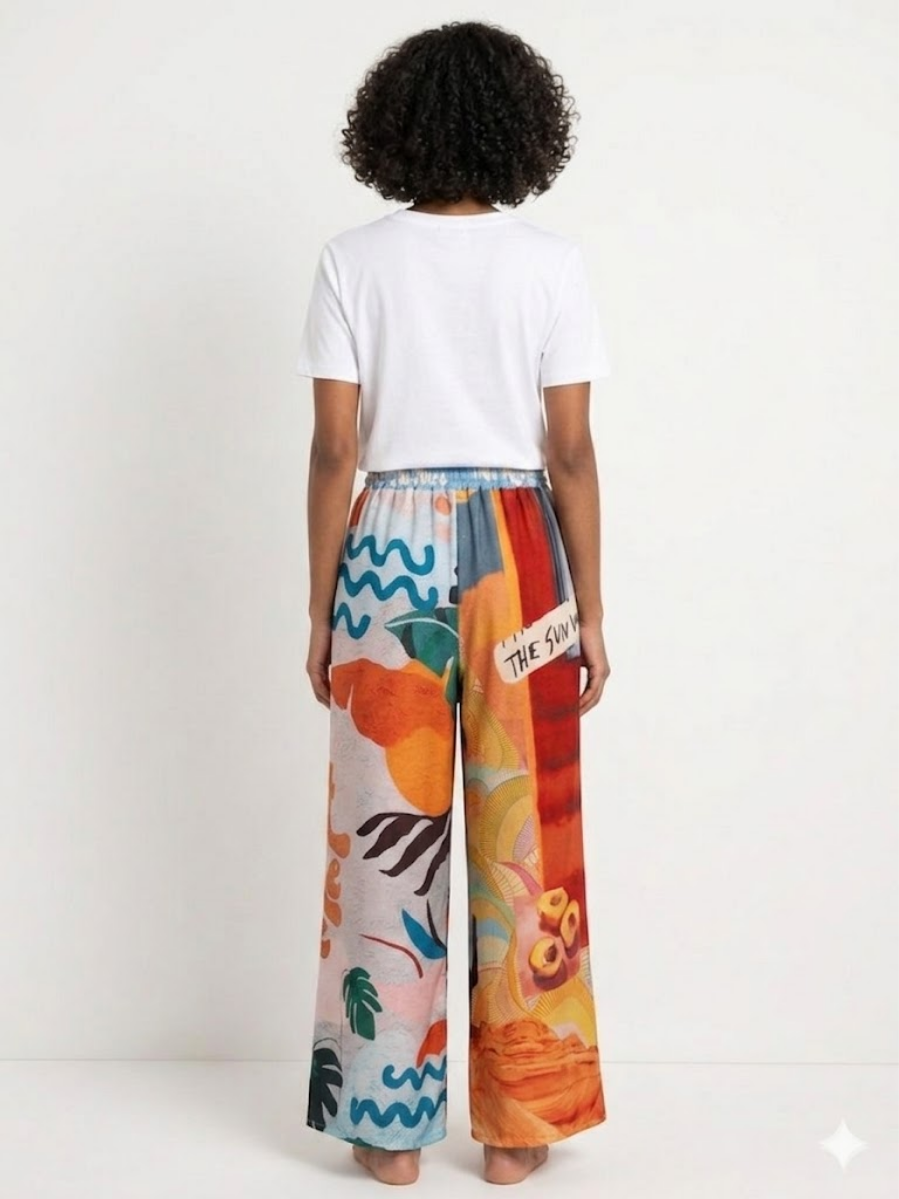 Vista trasera de la modelo con el conjunto de cactus mostrando la caída del pantalón ancho.