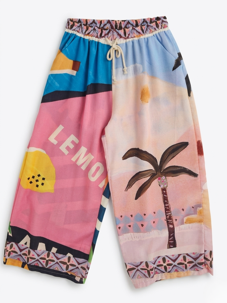 Primer plano de la cintura con cordón ajustable y el estampado de palmera del pantalón.