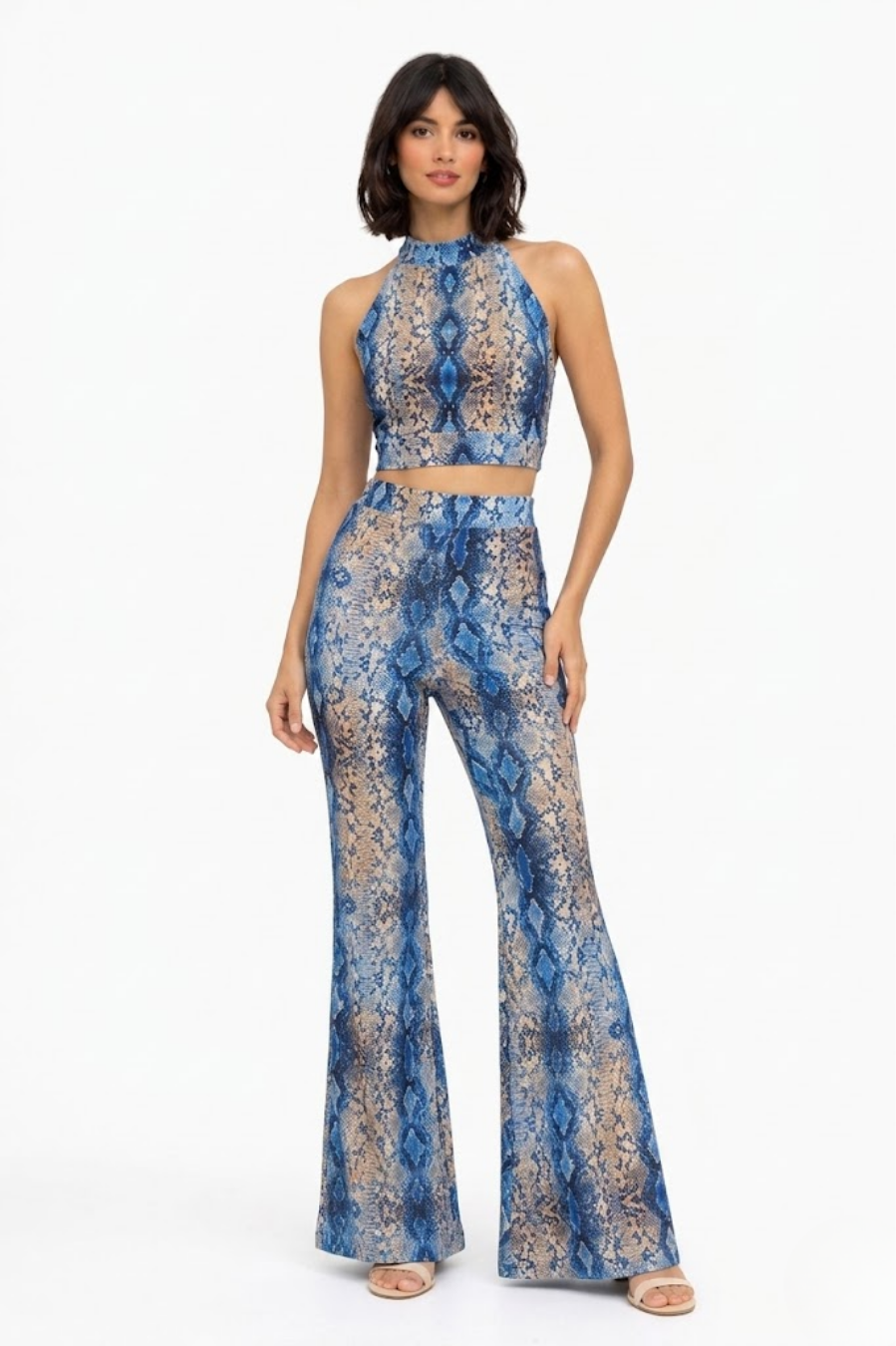 Primer plano del estampado de serpiente azul y textura elástica.