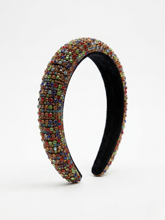 Diadema ancha acolchada recubierta de pedrería multicolor con base interior negra de terciopelo de Angel Salvaje.
