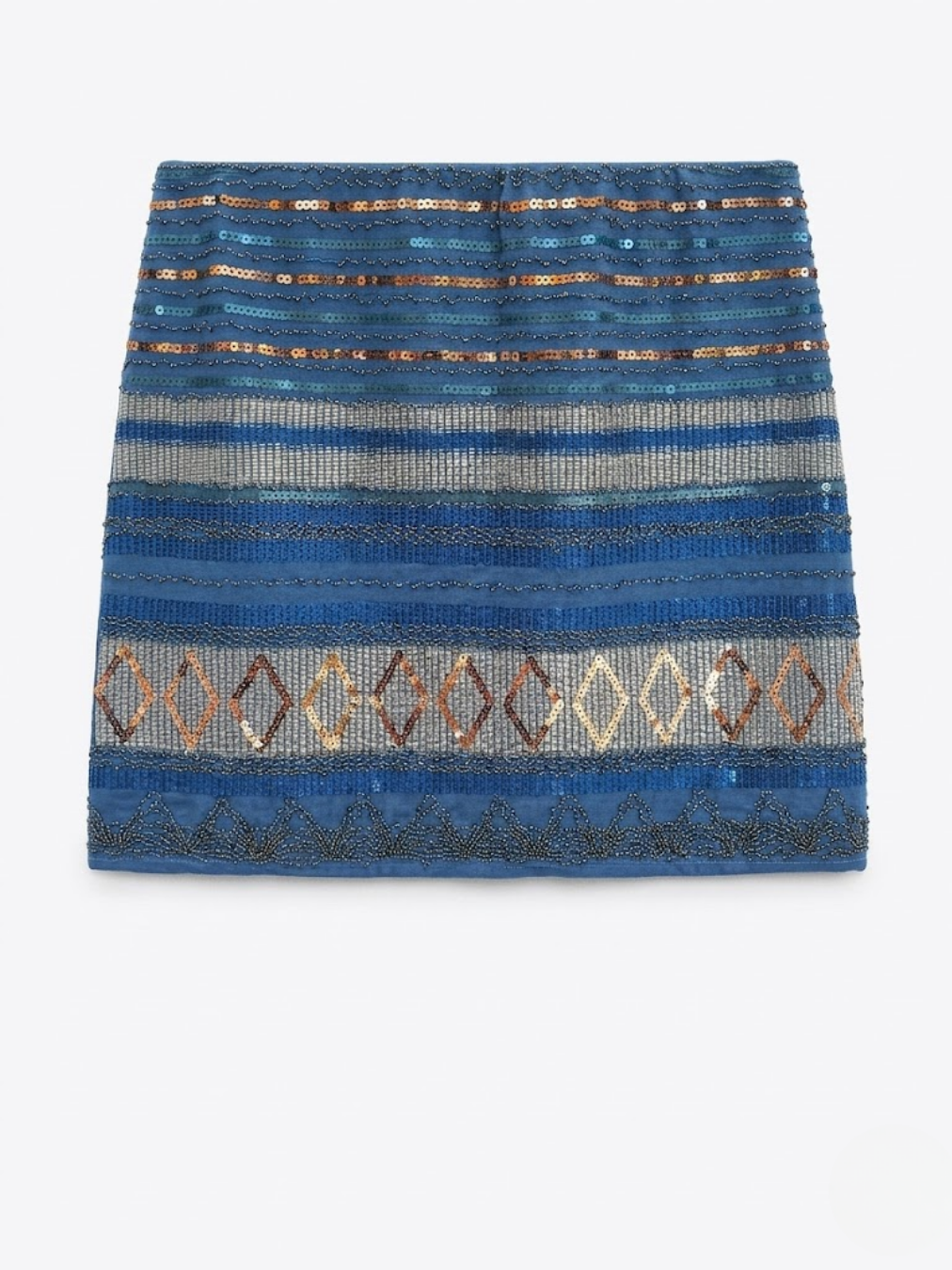 Falda corta azul con bordados de lentejuelas y abalorios en patrones geométricos de Angel Salvaje.