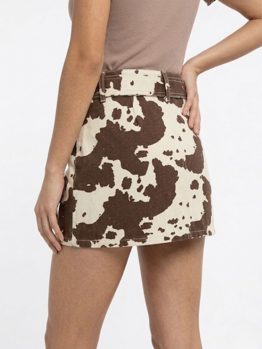 Vista trasera de la falda pantalón de vaca mostrando el ajuste en la cintura.