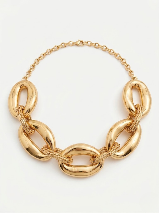 Vista frontal de collar gargantilla rígido dorado con diseño calado entrelazado estilo enredadera de Angel Salvaje.