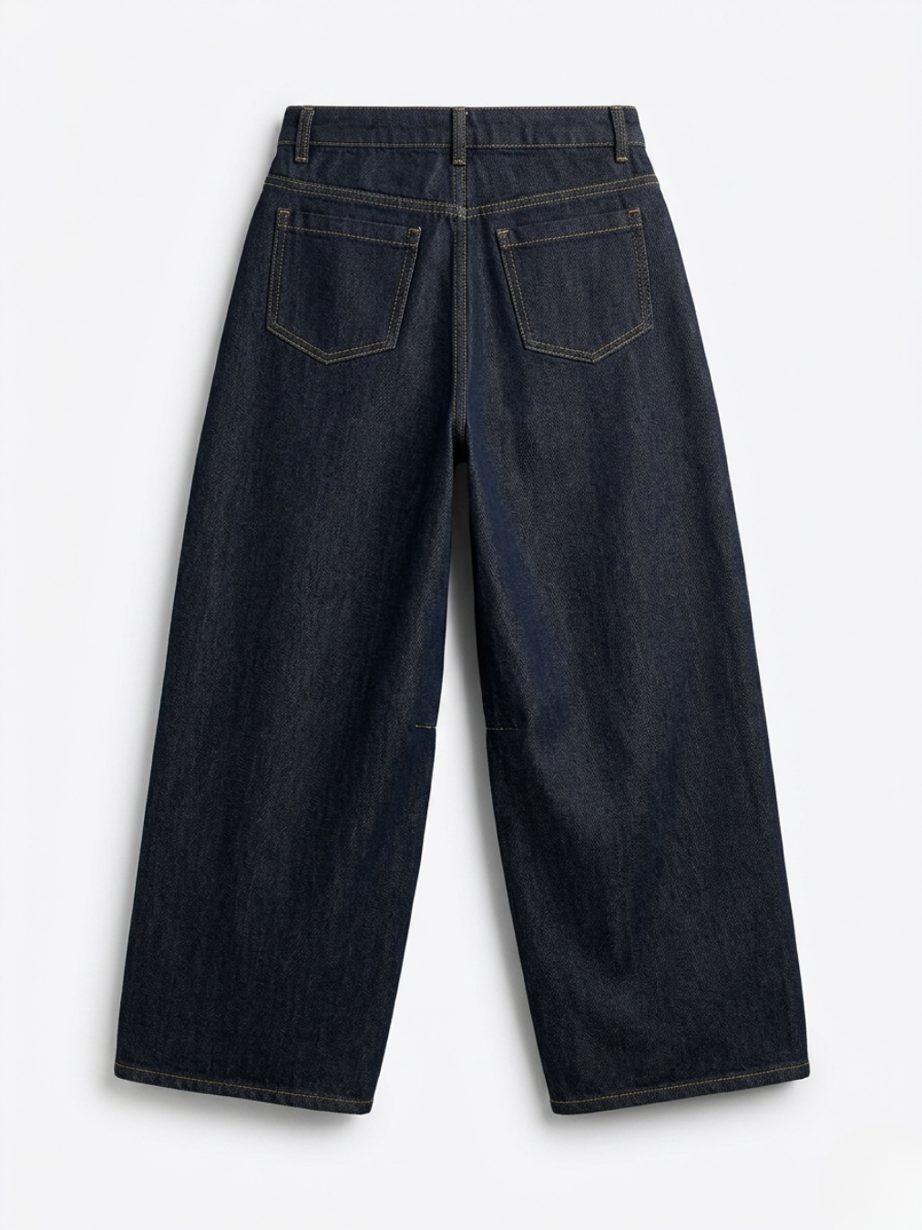 Vista posterior de los jeans Barrel Leg índigo con bolsillos clásicos y silueta redondeada.