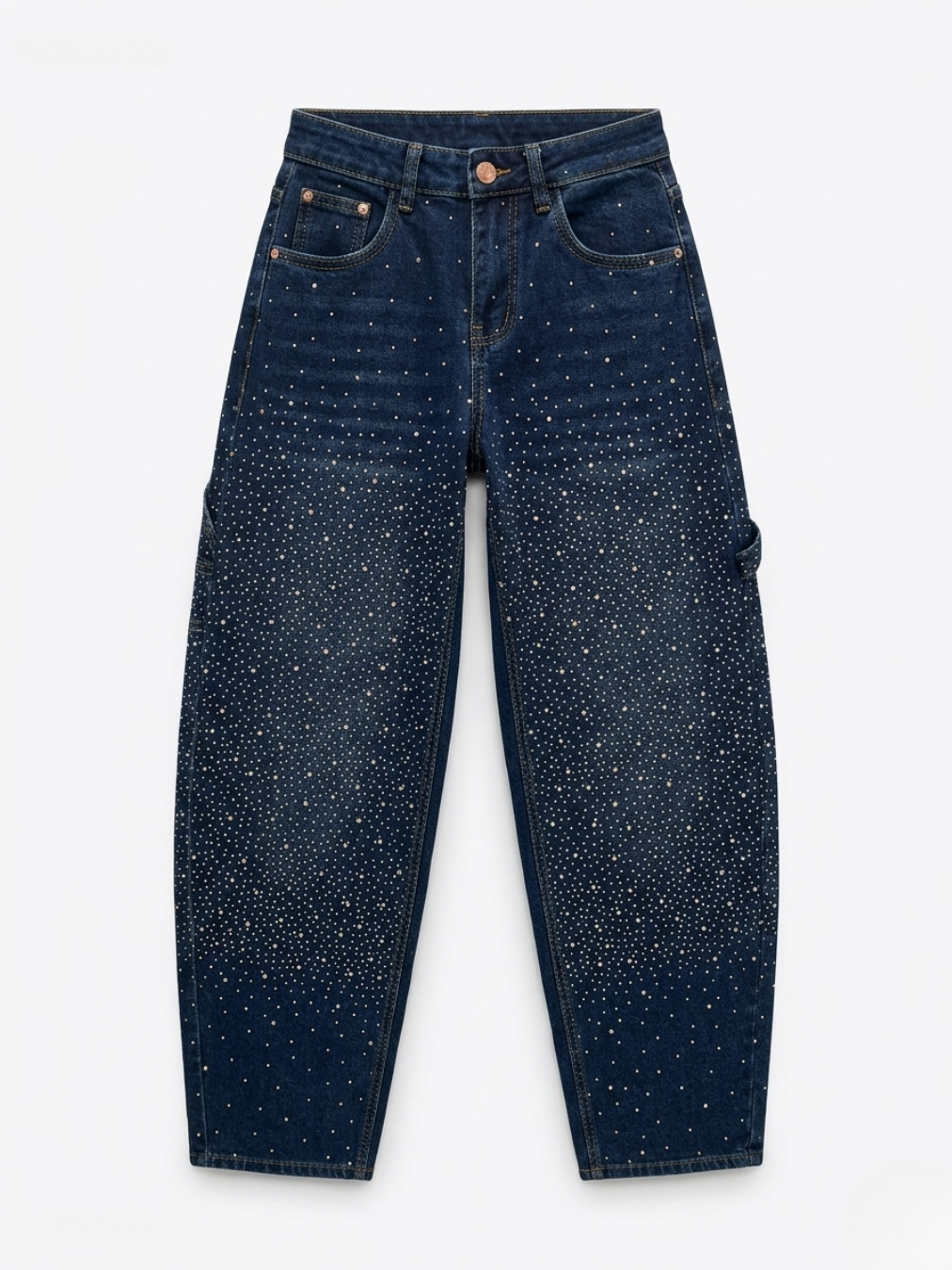 Vaquero azul índigo corte barrel con strass concentrado en las rodillas y seis bolsillos.
