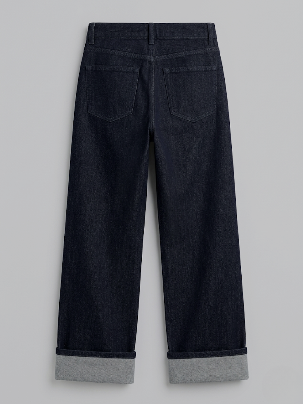 Vista posterior de los vaqueros denim oscuro resaltando el corte Wide Leg y los bolsillos traseros.