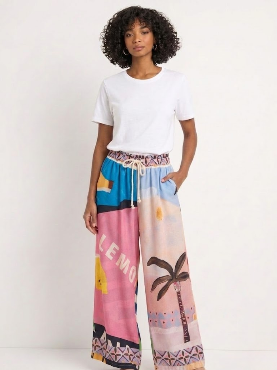 Modelo posando con el pantalón estampado Lemon & Banana combinado con camiseta básica blanca.