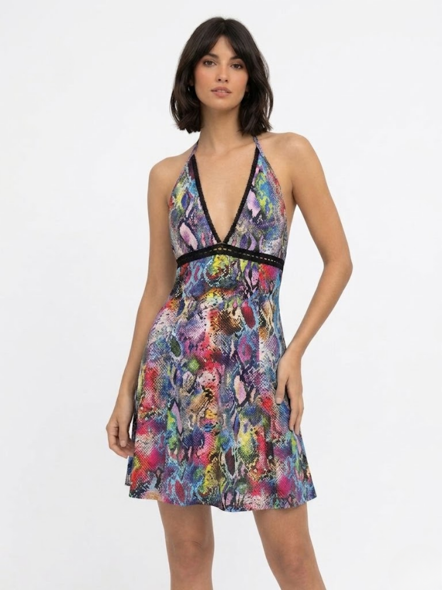 Modelo luciendo el vestido corto de serpiente multicolor con sandalias de tacón.