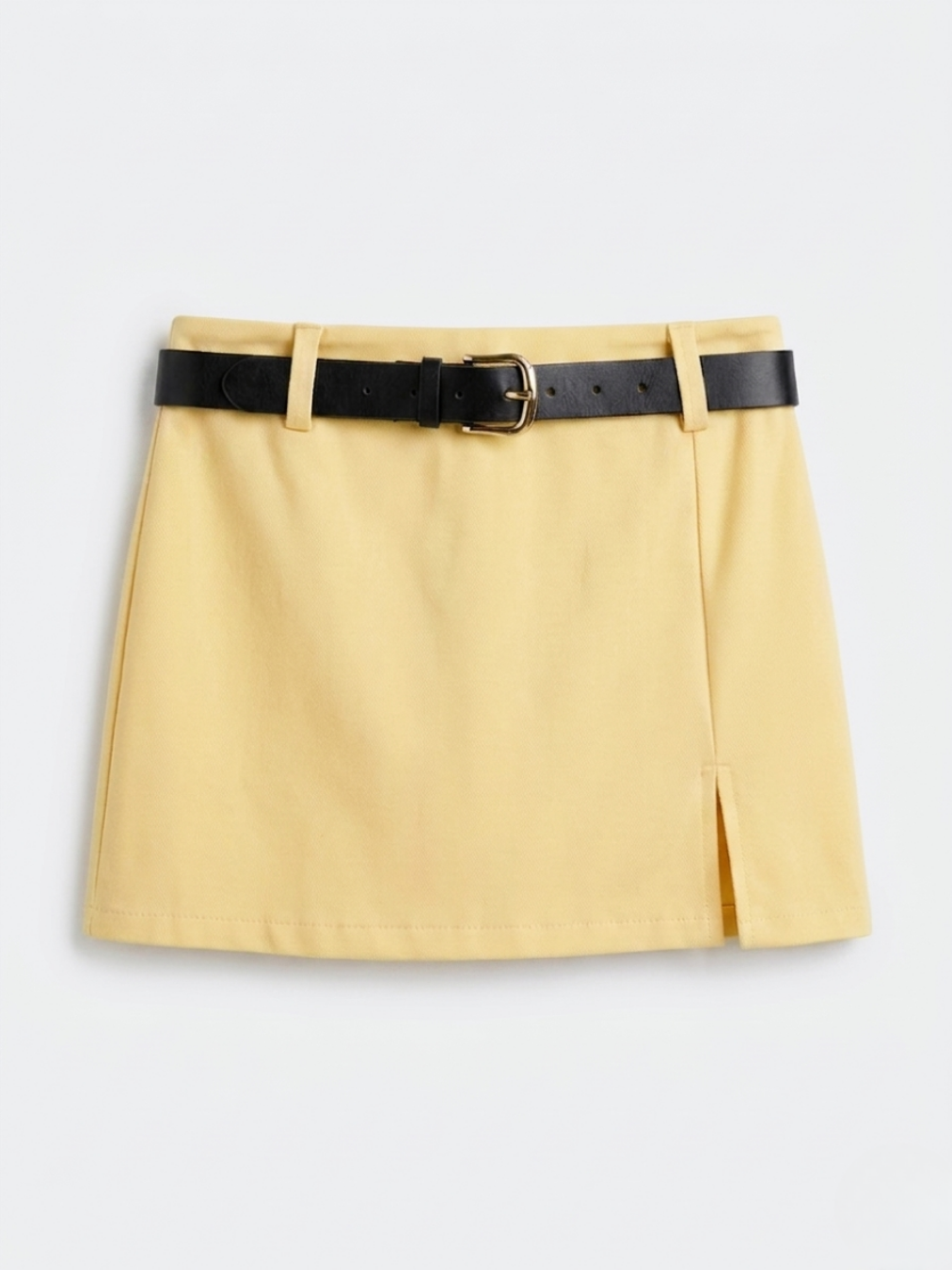 Vista frontal de la mini falda pantalón color amarillo vainilla con abertura lateral.