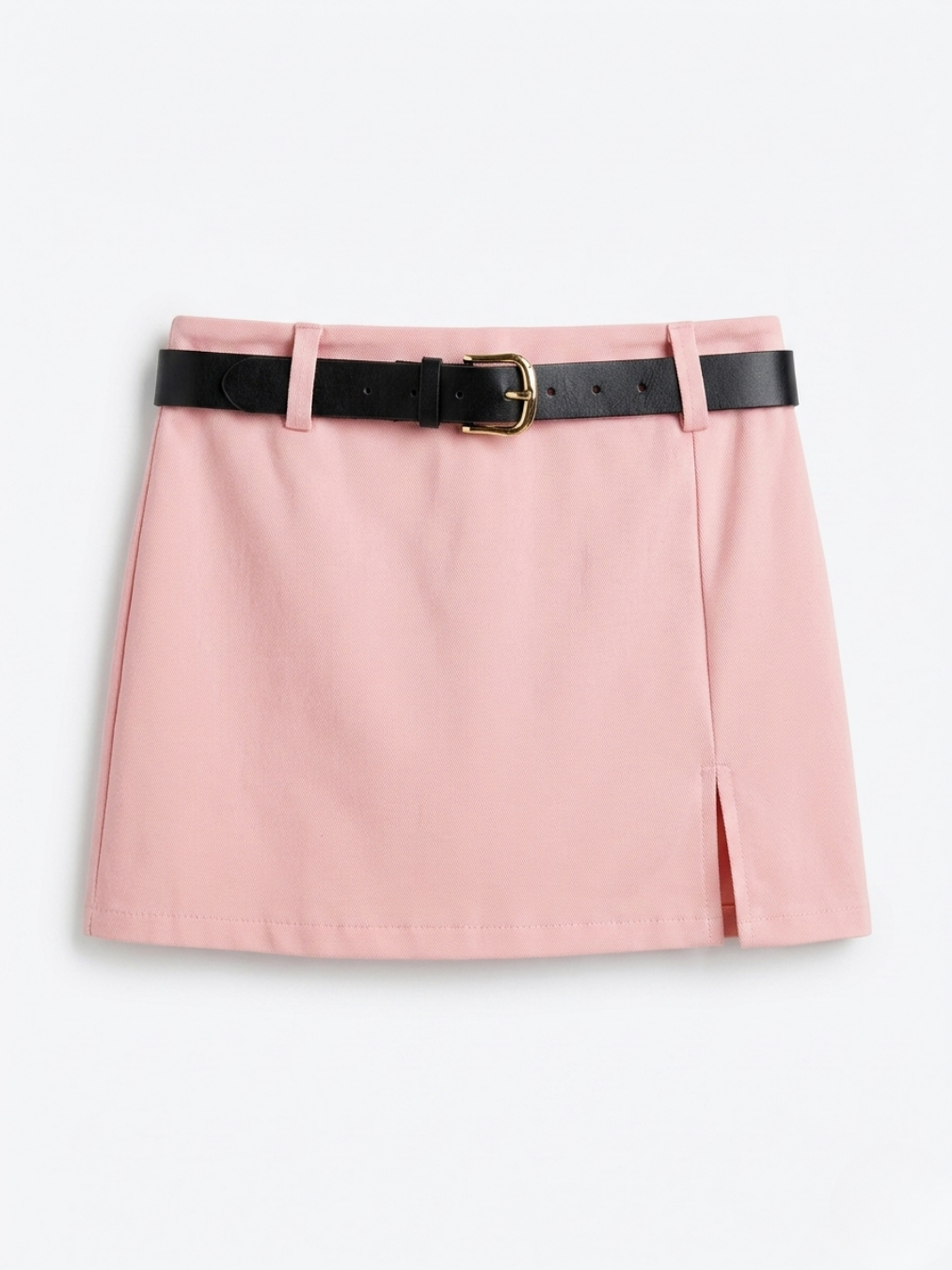 Falda pantalón rosa pastel con diseño de abertura lateral frontal.
