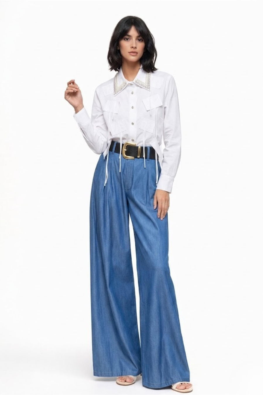 Modelo luciendo la camisa blanca de algodón con cuello joya de pedrería de Angel Salvaje.
