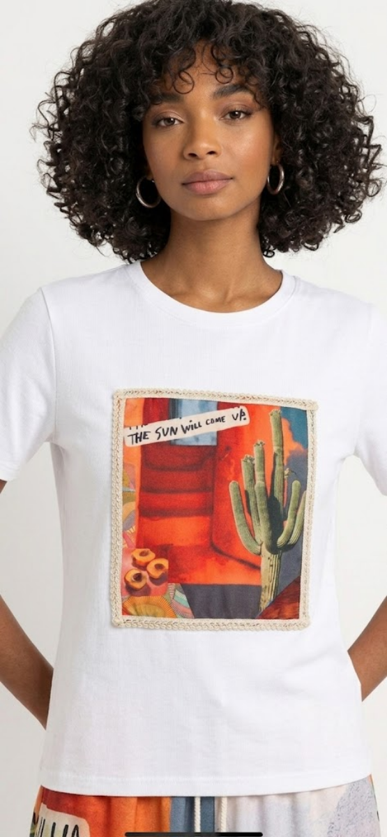 Primer plano de la modelo luciendo la camiseta con el parche "The sun will come up".