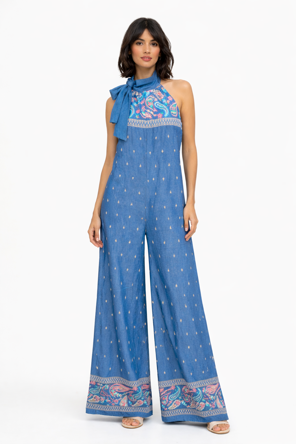 Mono largo denim con cuello halter y estampado paisley frontal de Angel Salvaje.