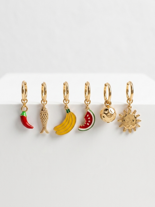 Pack de dos pendientes de aro dorados asimétricos con charms de frutas y figuras esmaltadas de Angel Salvaje.
