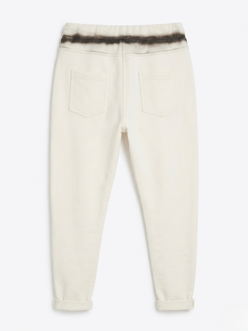 Vista trasera del pantalón blanco con detalle de sombreado negro en la cintura y bolsillos.