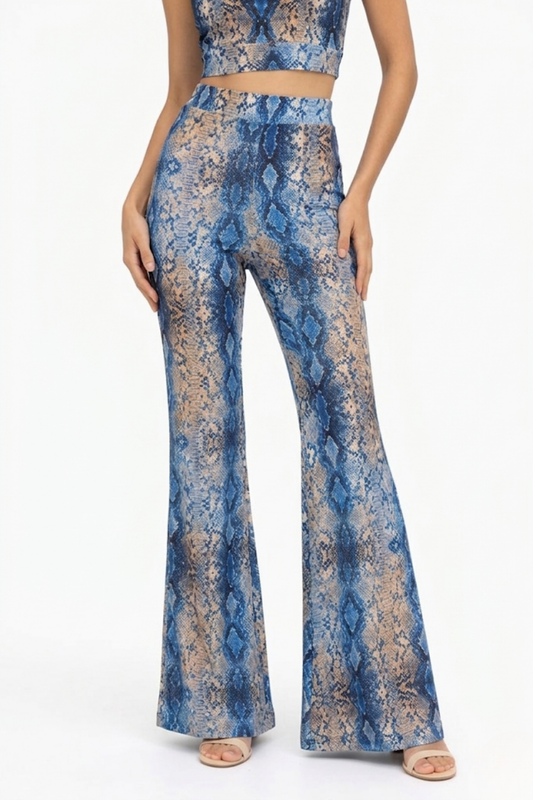Pantalón de campana con estampado de serpiente azul y cintura alta.