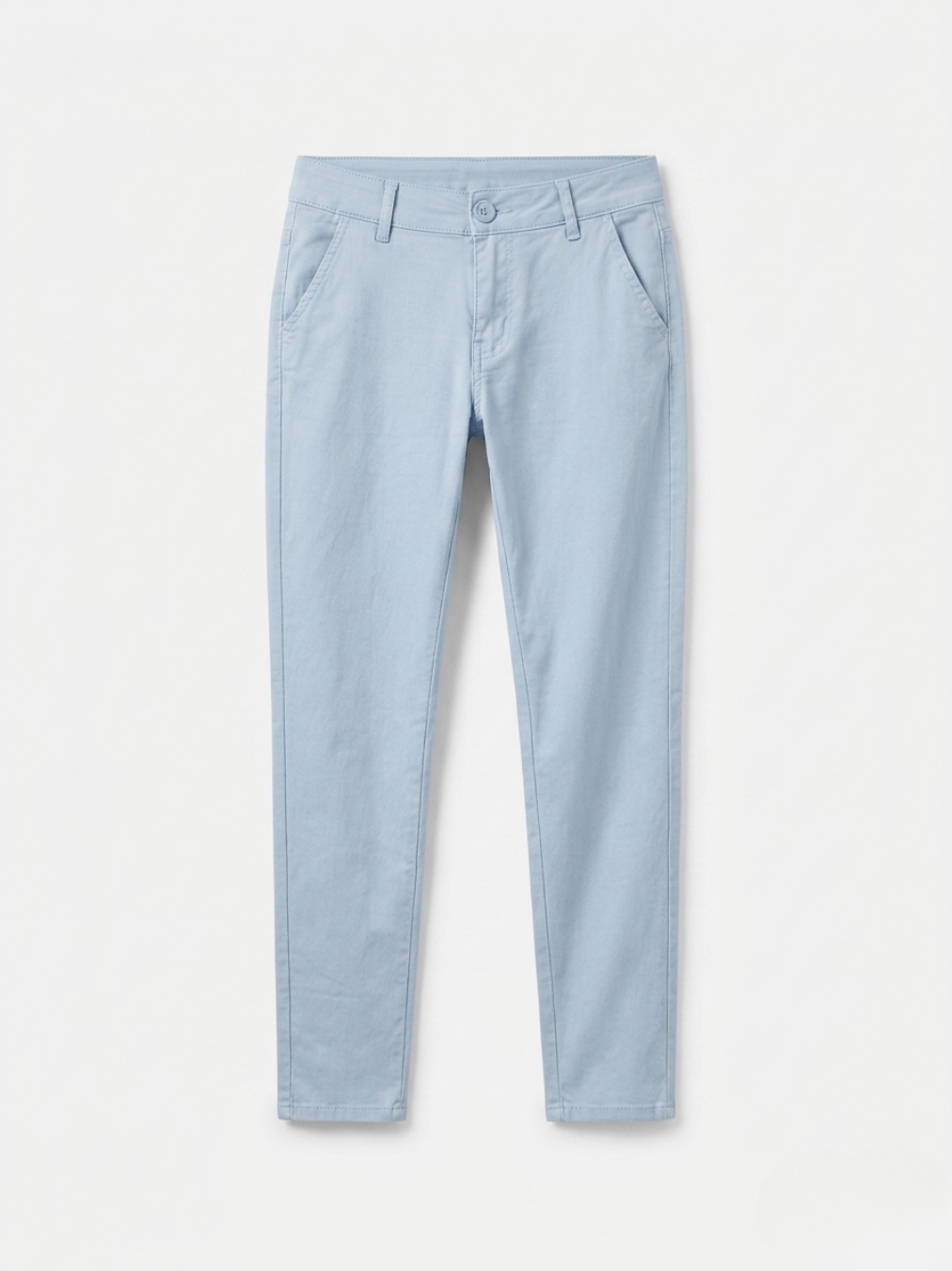 Pantalón pitillo tipo chino color azul claro pastel de corte entallado con cierre de botón.