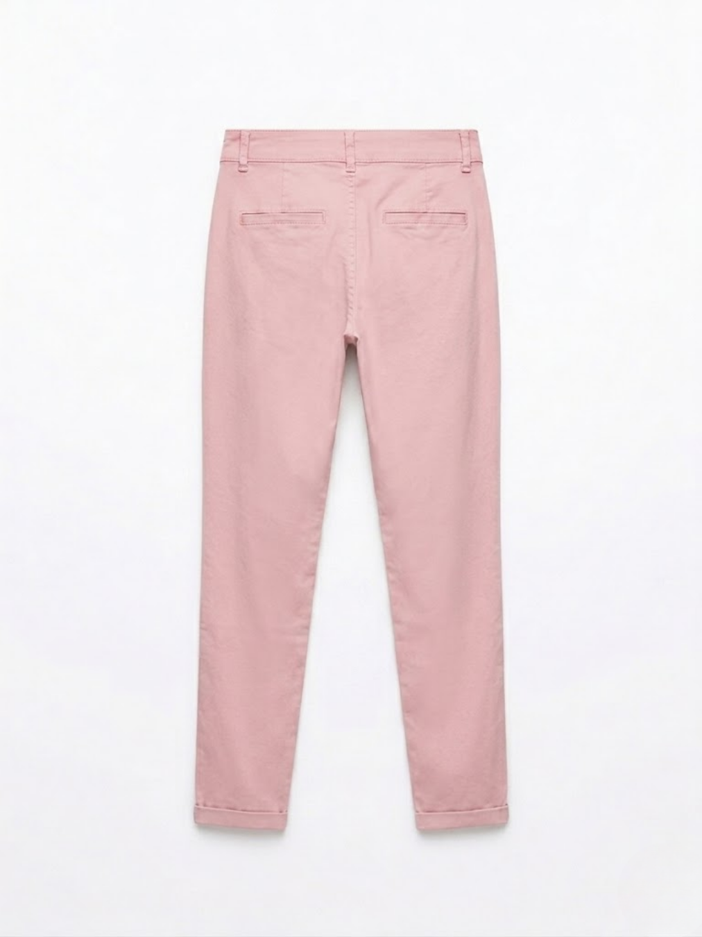 Vista posterior del pantalón slim fit rosa claro mostrando los bolsillos traseros decorativos de vivo.
