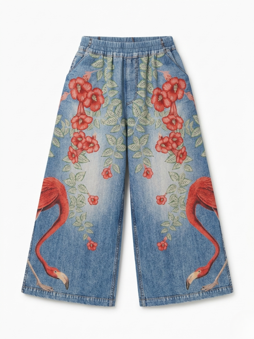 Vista frontal del pantalón fluido efecto denim con estampado de flamencos y flores rojas.