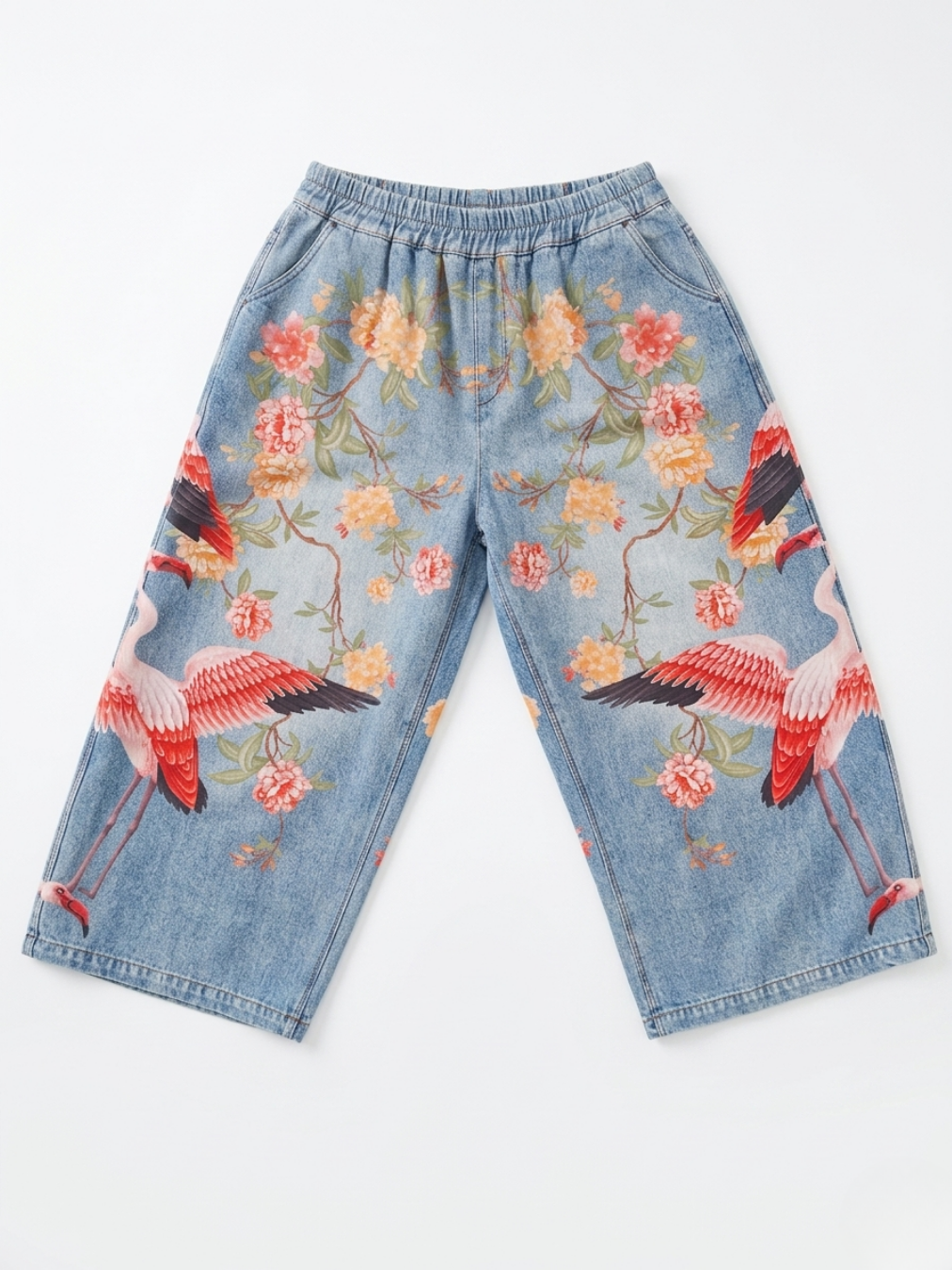 Vista frontal del pantalón fluido efecto vaquero con estampado de flamencos rosas y peonías.
