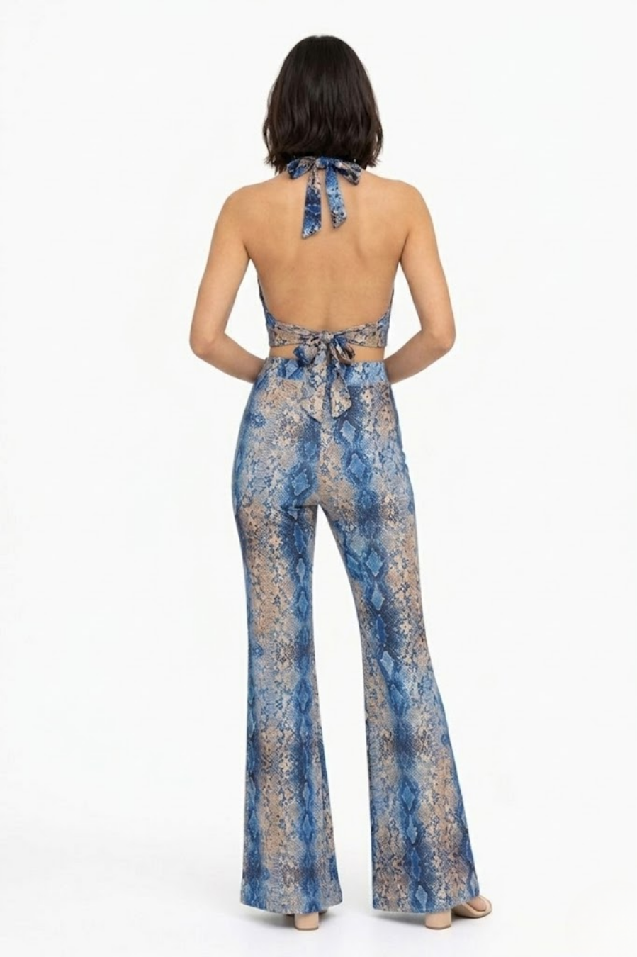 Ajuste del pantalón flare de serpiente azul en la parte posterior y cintura.