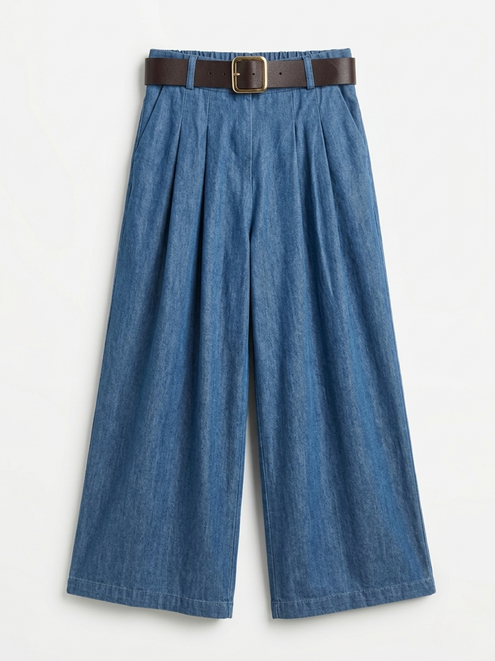 Pantalón ancho 100% algodón color azul jeans con pinzas y cinturón marrón en contraste.