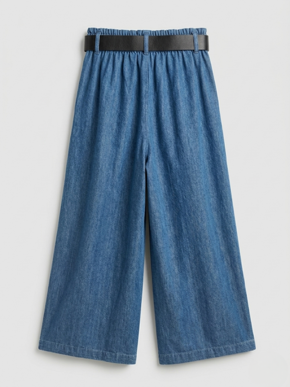 Vista posterior de pantalón azul jeans mostrando la cintura elástica fruncida y el corte holgado.