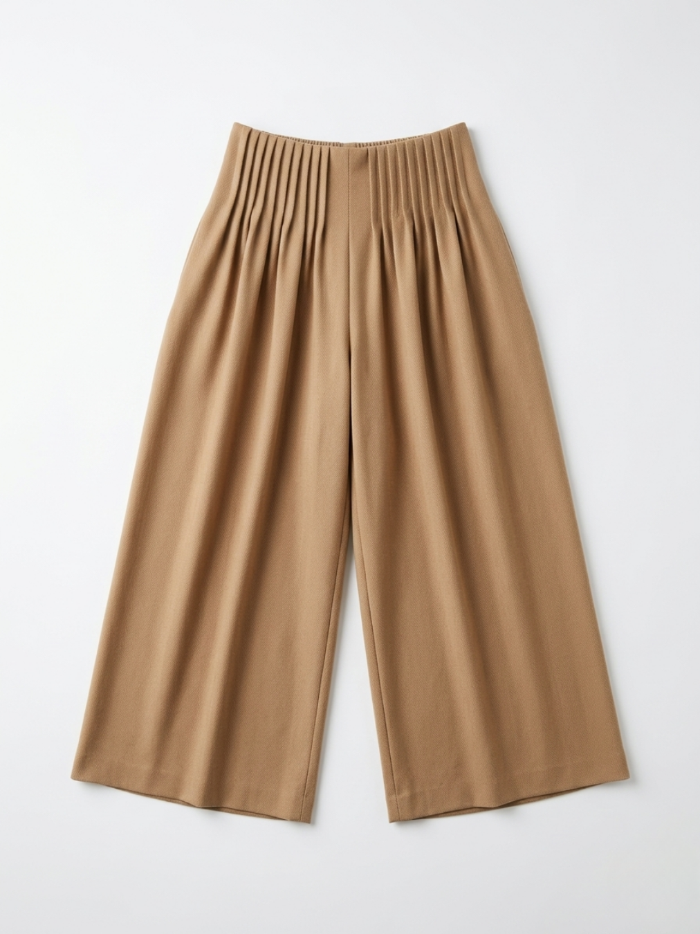 Vista delantera de pantalón wide leg fluido color camel con pliegues estructurados en la cintura de Angel Salvaje.