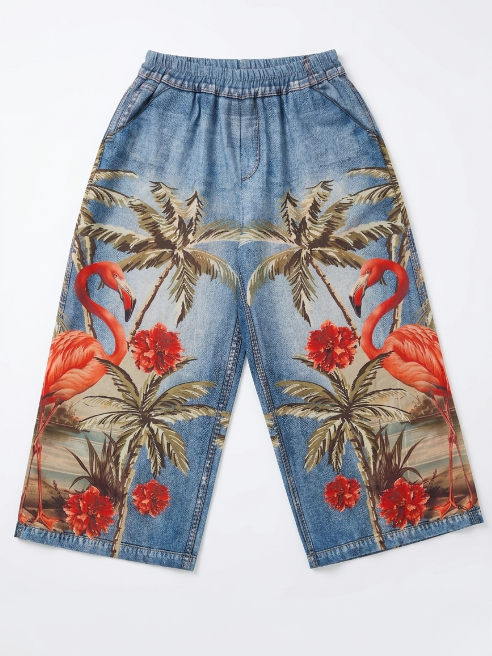 Vista delantera del pantalón efecto vaquero con estampado de palmeras y flamencos rosas.