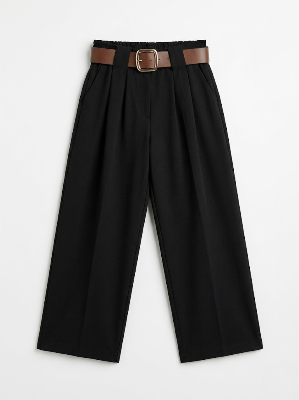 Vista frontal de pantalón palazzo fluido color negro con bolsillos delanteros y cinturón marrón de Angel Salvaje.