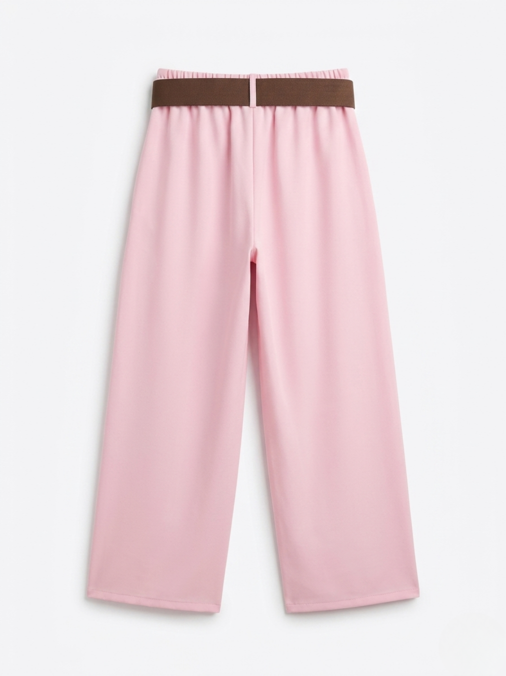 Detalle posterior del pantalón rosa pastel resaltando el ajuste adaptable de la cintura elástica fruncida.
