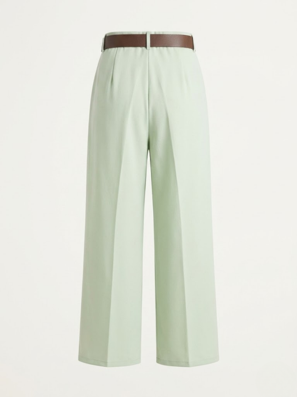 Parte trasera del pantalón fluido verde menta con cinturón marrón en contraste.