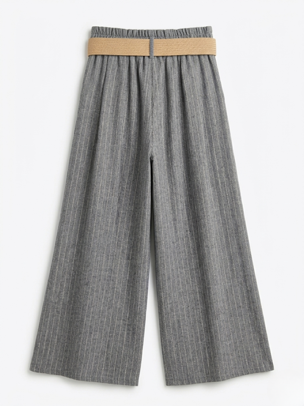 Vista posterior del pantalón gris de raya diplomática con cintura fruncida elástica.