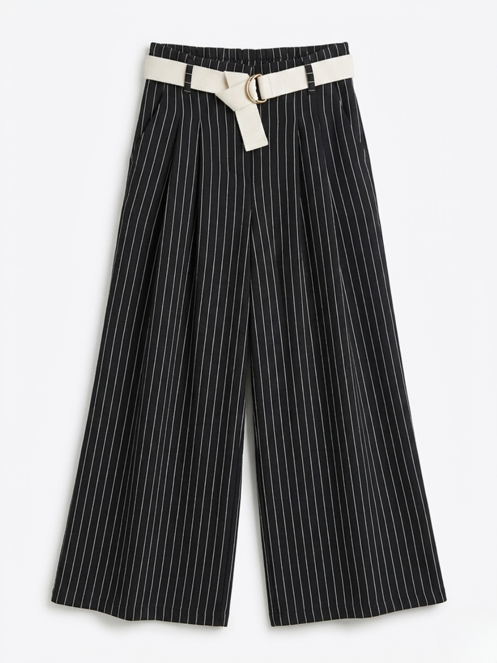 Pantalón ancho negro con raya diplomática blanca y cinturón de tela con anilla dorada.