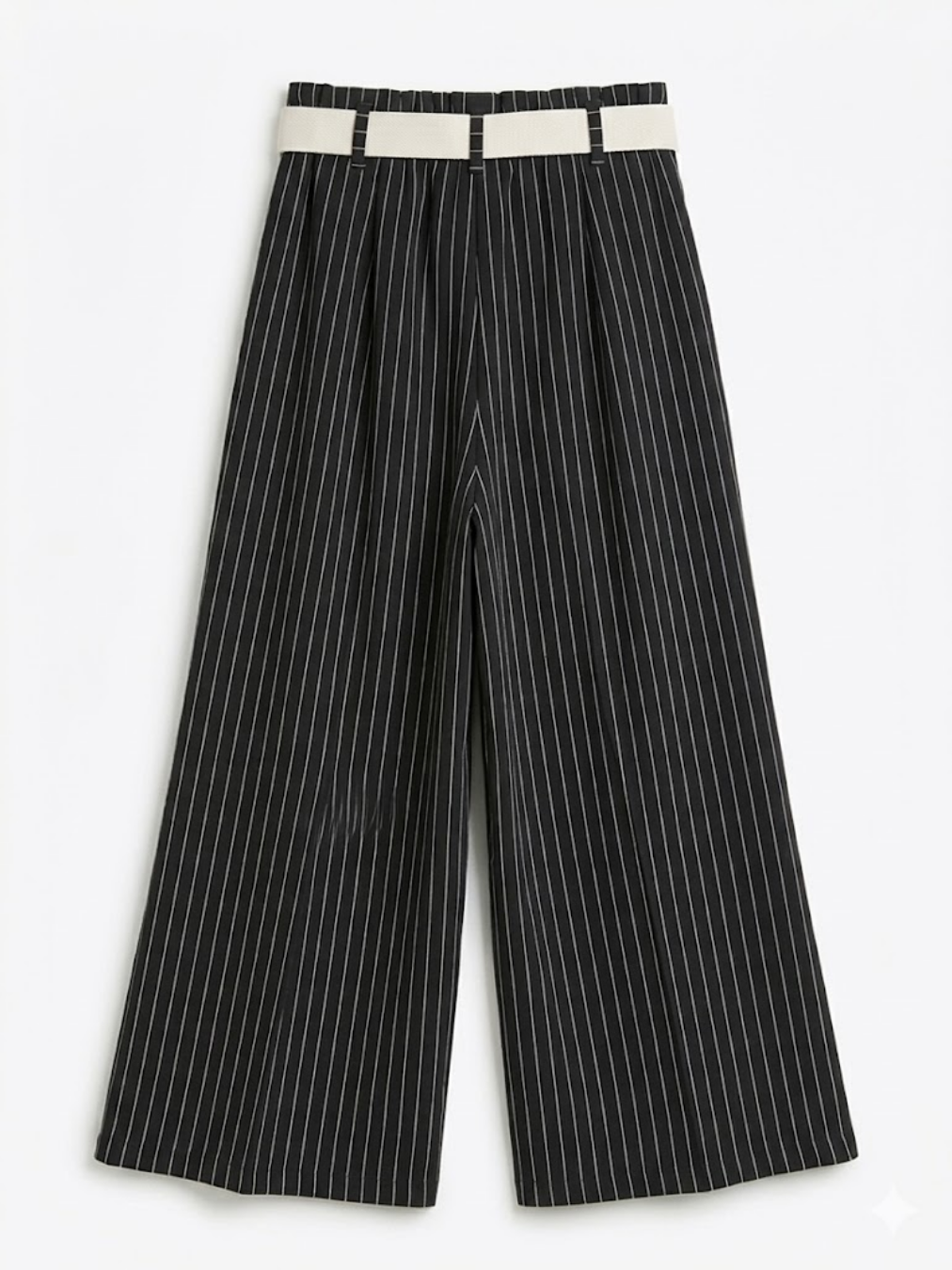 Detalle trasero del pantalón negro con rayas verticales y ajuste elástico en cintura.