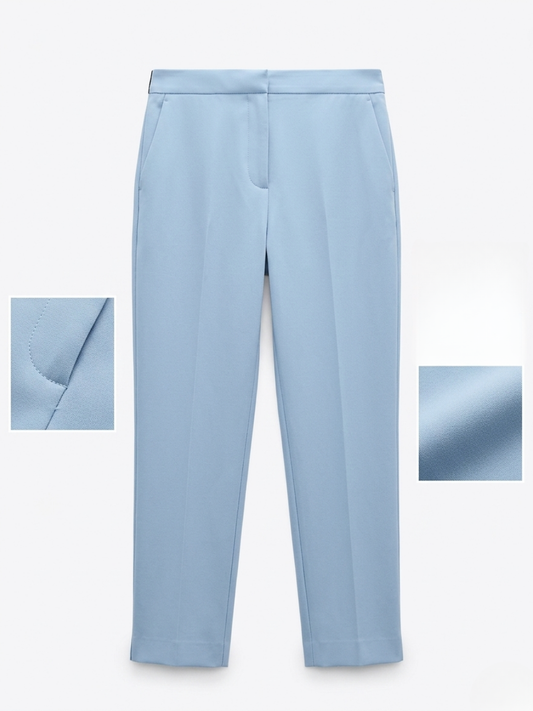Vista delantera de pantalón recto de pinzas color azul claro con bolsillos funcionales oblicuos de Angel Salvaje.