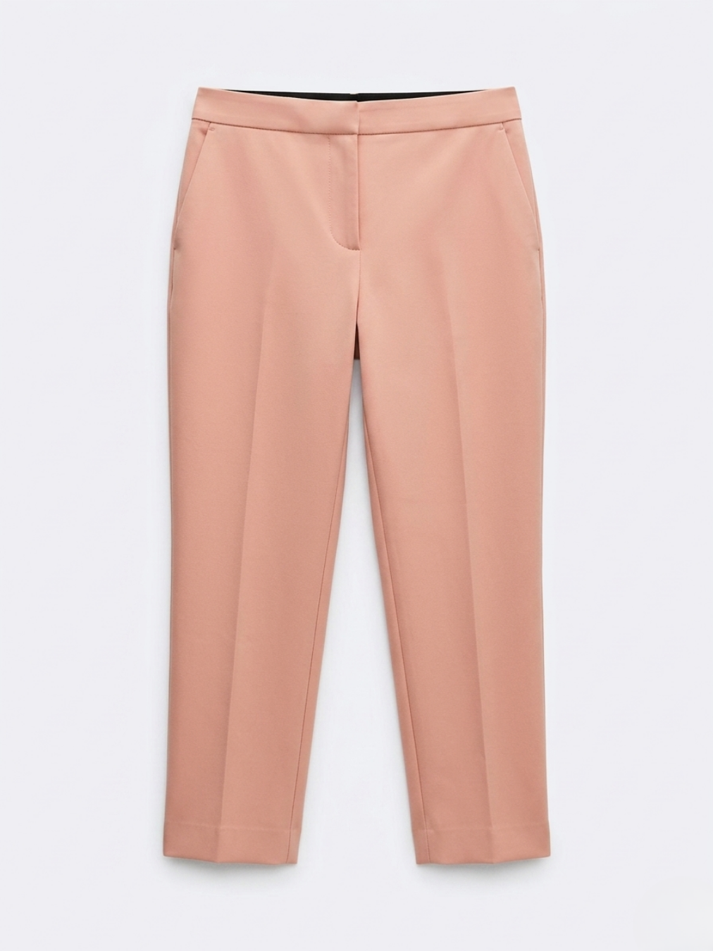 Pantalón de pernera recta color rosa nude pastel con bolsillos funcionales delanteros.