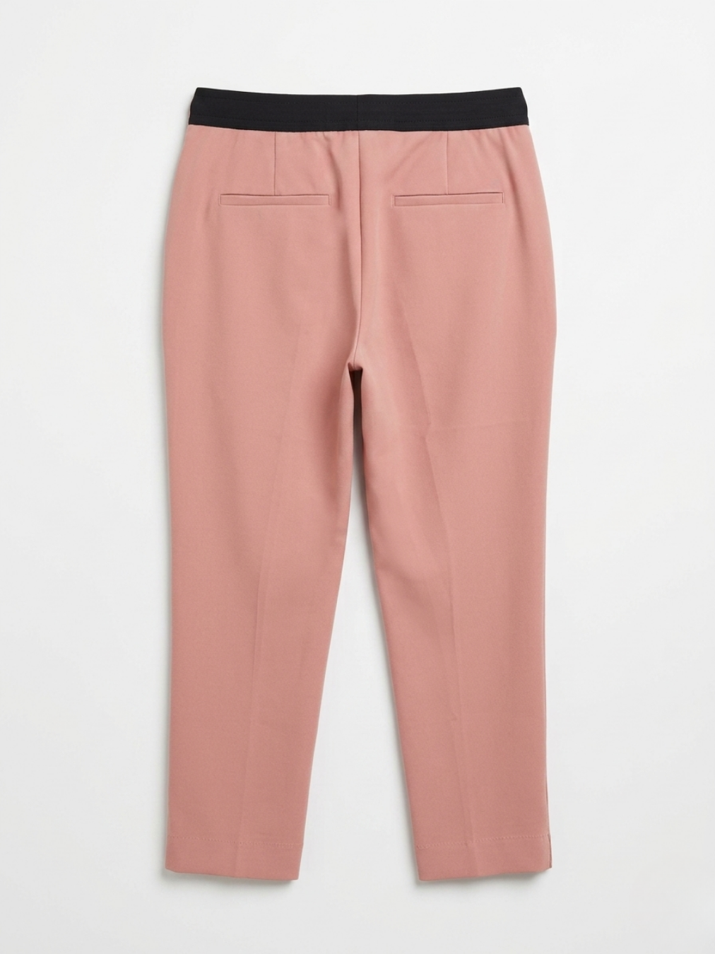 Vista de espalda de pantalón rosa nude resaltando la cintura elástica negra estructurada.