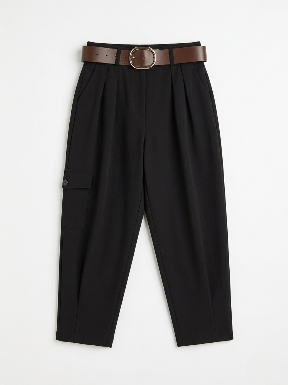 Pantalón cargo elegante en color negro de tiro alto con pinzas y cinturón marrón en contraste.
