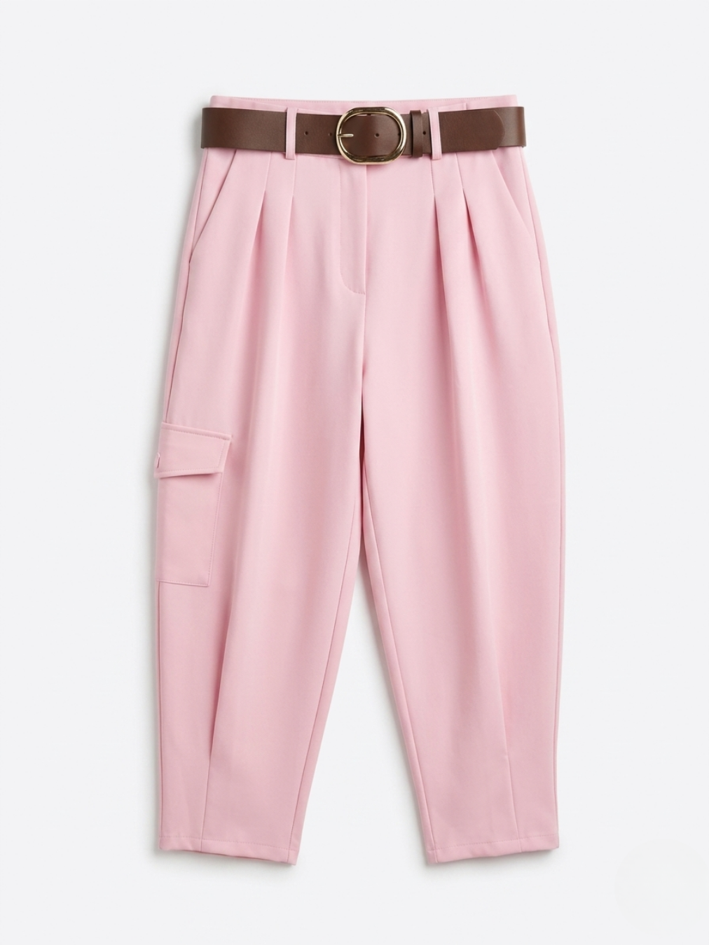 Vista delantera de pantalón de pinzas rosa con cinturón marrón, bolsillos funcionales y detalle de bolsillo lateral de Ángel Salvaje.