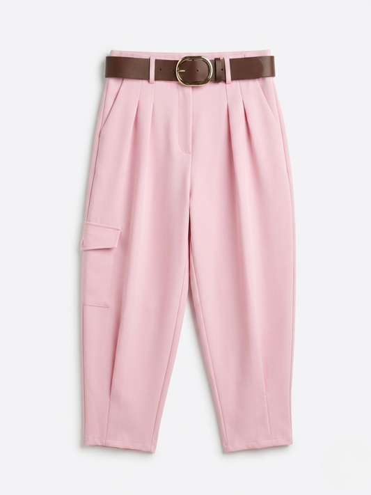 Vista delantera de pantalón de pinzas rosa con cinturón marrón, bolsillos funcionales y detalle de bolsillo lateral de Ángel Salvaje.