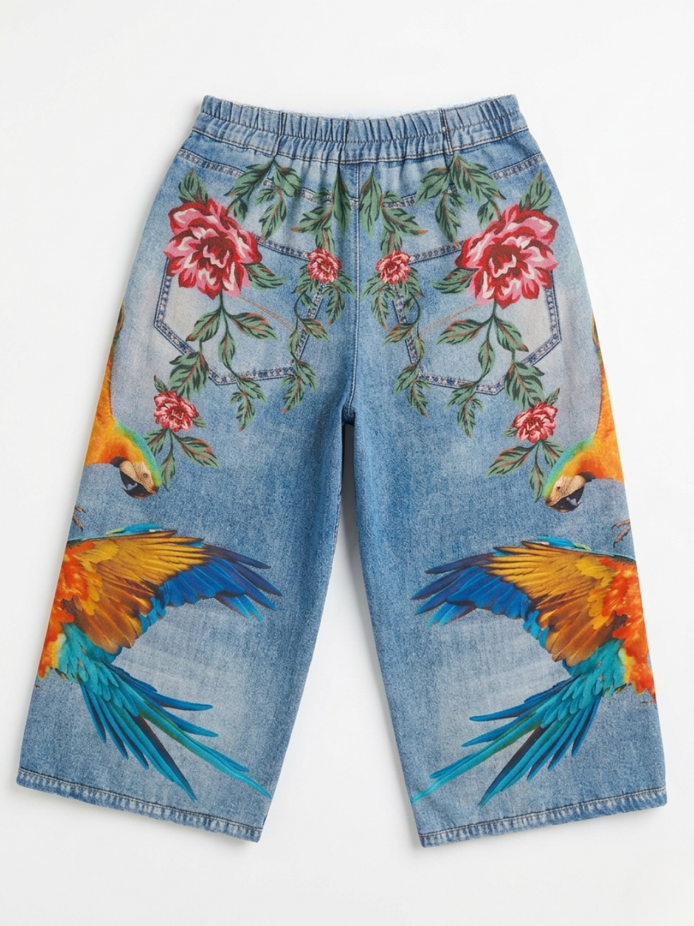 Vista trasera del pantalón fluido efecto denim con estampado de guacamayos y rosas rojas.