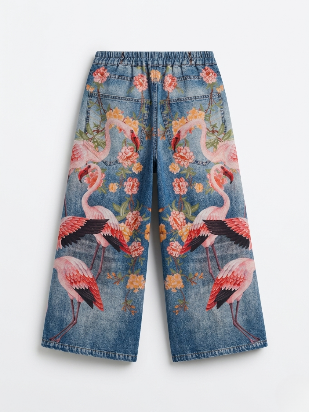 Parte posterior del pantalón ancho con diseño de flamencos y flores en tonos cálidos.