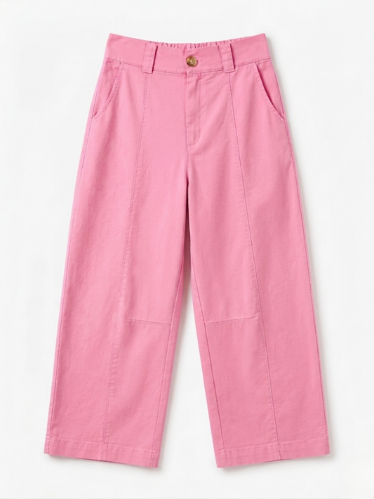 Vista delantera de pantalón ancho de algodón color rosa chicle con costuras de paneles verticales y bolsillos funcionales de Angel Salvaje.