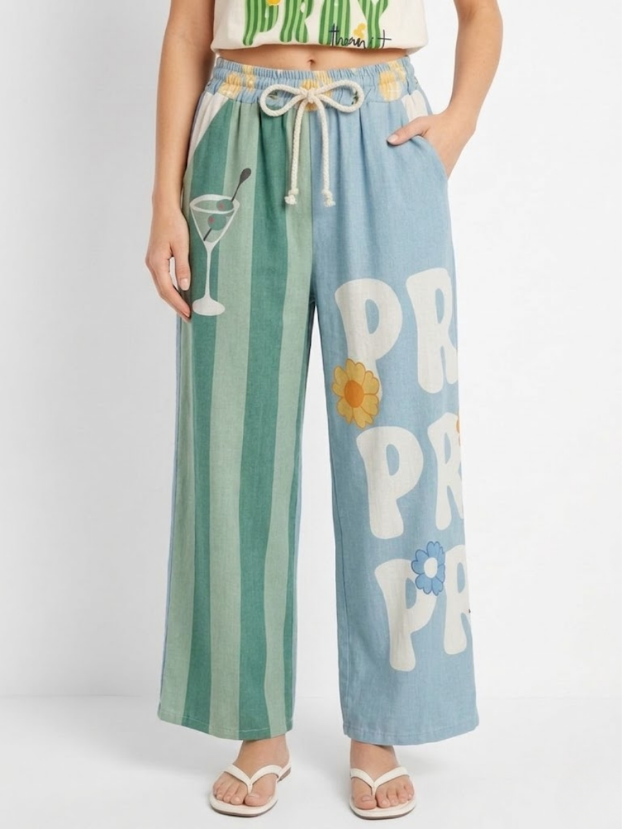 Frontal del pantalón de lino en plano mostrando el diseño de copa martini y la pernera azul.