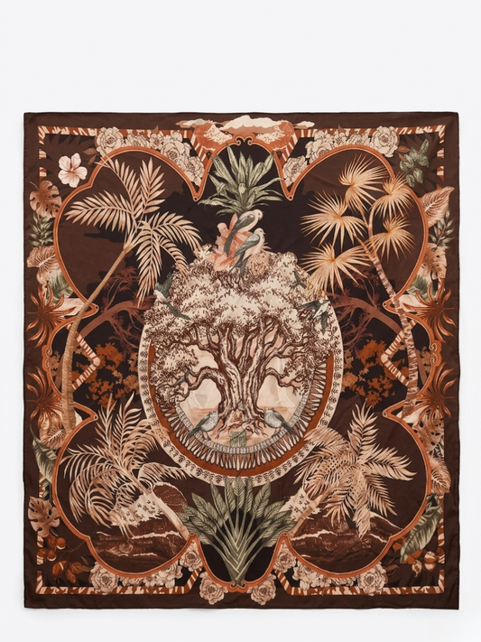 Maxi pañuelo con ilustración de paraíso tropical, palmeras y aves sobre fondo marrón.