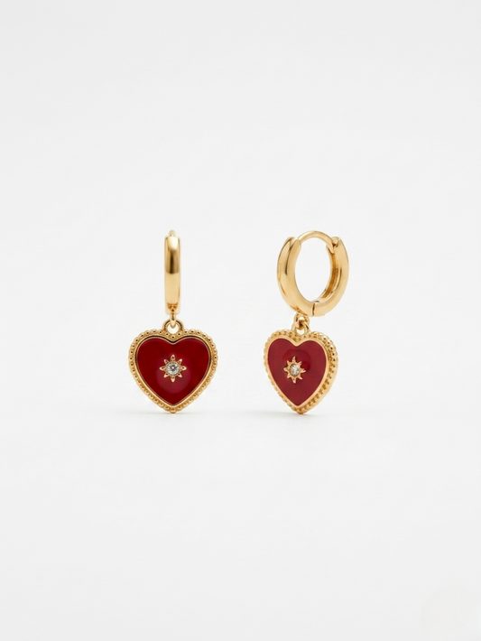 Pendientes de aro dorados con corazón esmaltado en rojo y detalle de estrella con cristal de Angel Salvaje.