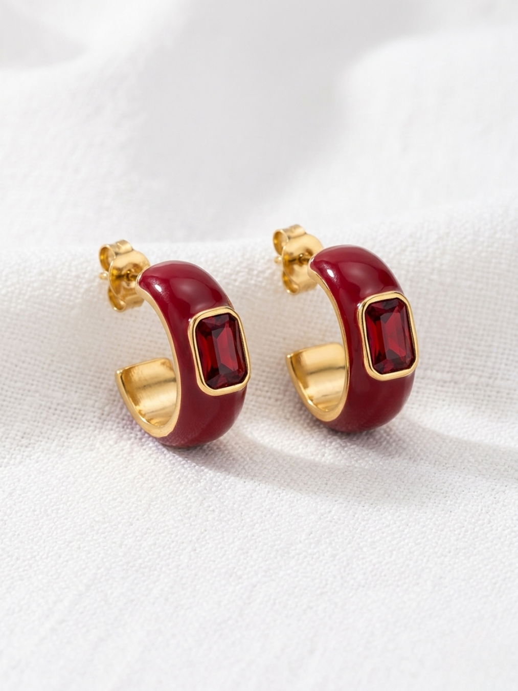 Pendientes de aro esmaltados en color burgundy con cristal central rojo de Angel Salvaje.